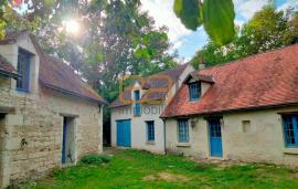 LUCAY LE MALE / Maisons nichées dans leur écrin de verdure