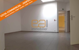 ST COSME EN VAIRAIS / LOCAL COMMERCIAL - centre ville avec places de parking